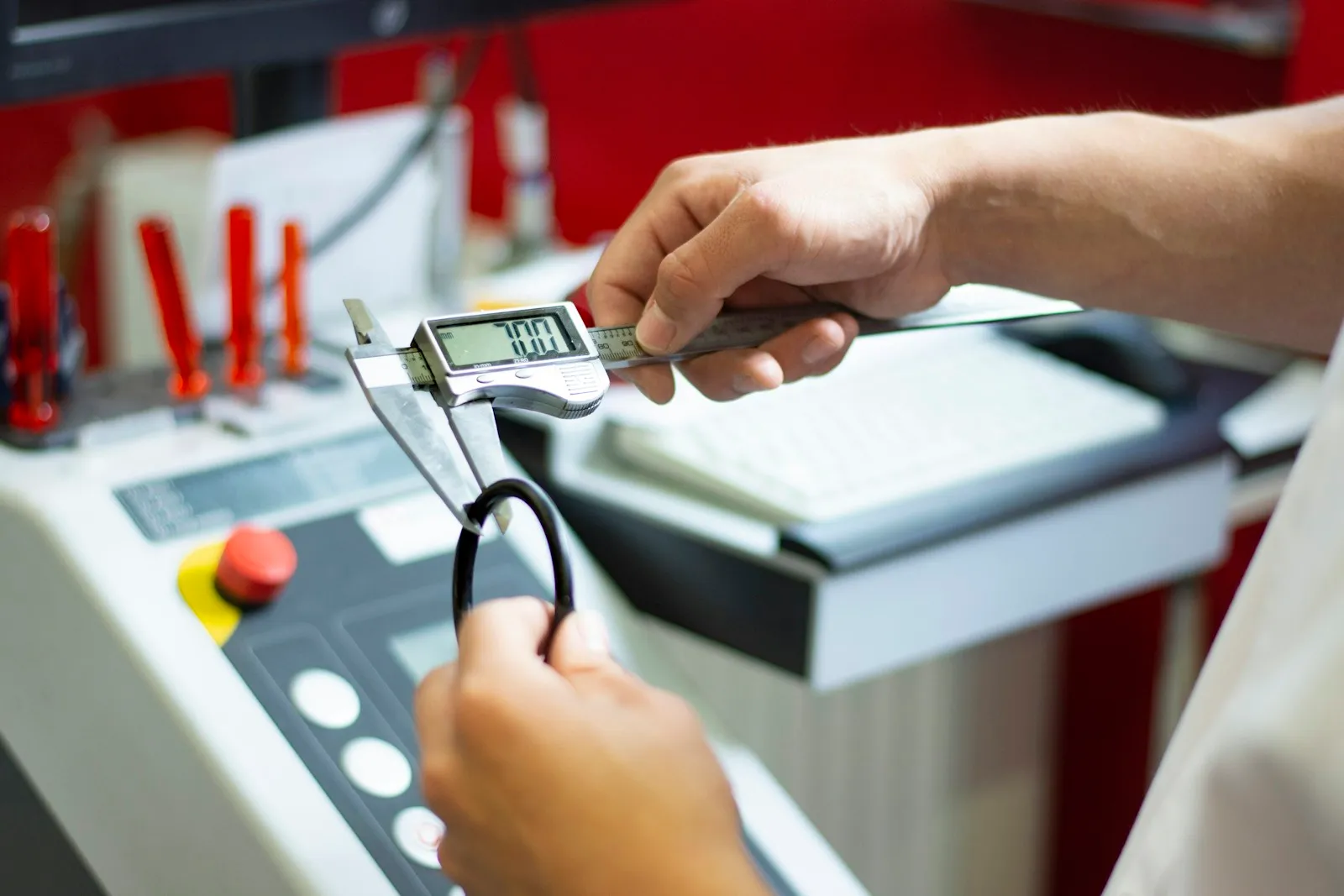 Measuring a part with digital calipers